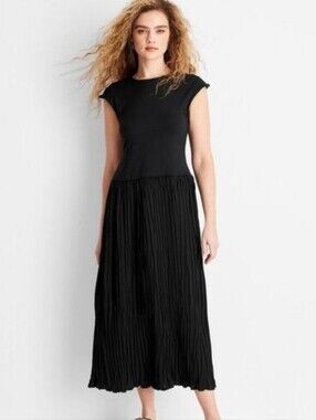 Cap-Sleeve Black Pleated Maxi Dress